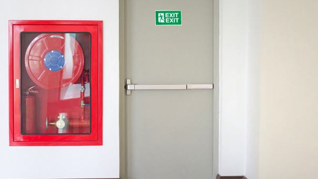 HanTech çelik yangın kapısı, acil durumlarda güvenli tahliye için dayanıklı ve standartlara uygun çözüm